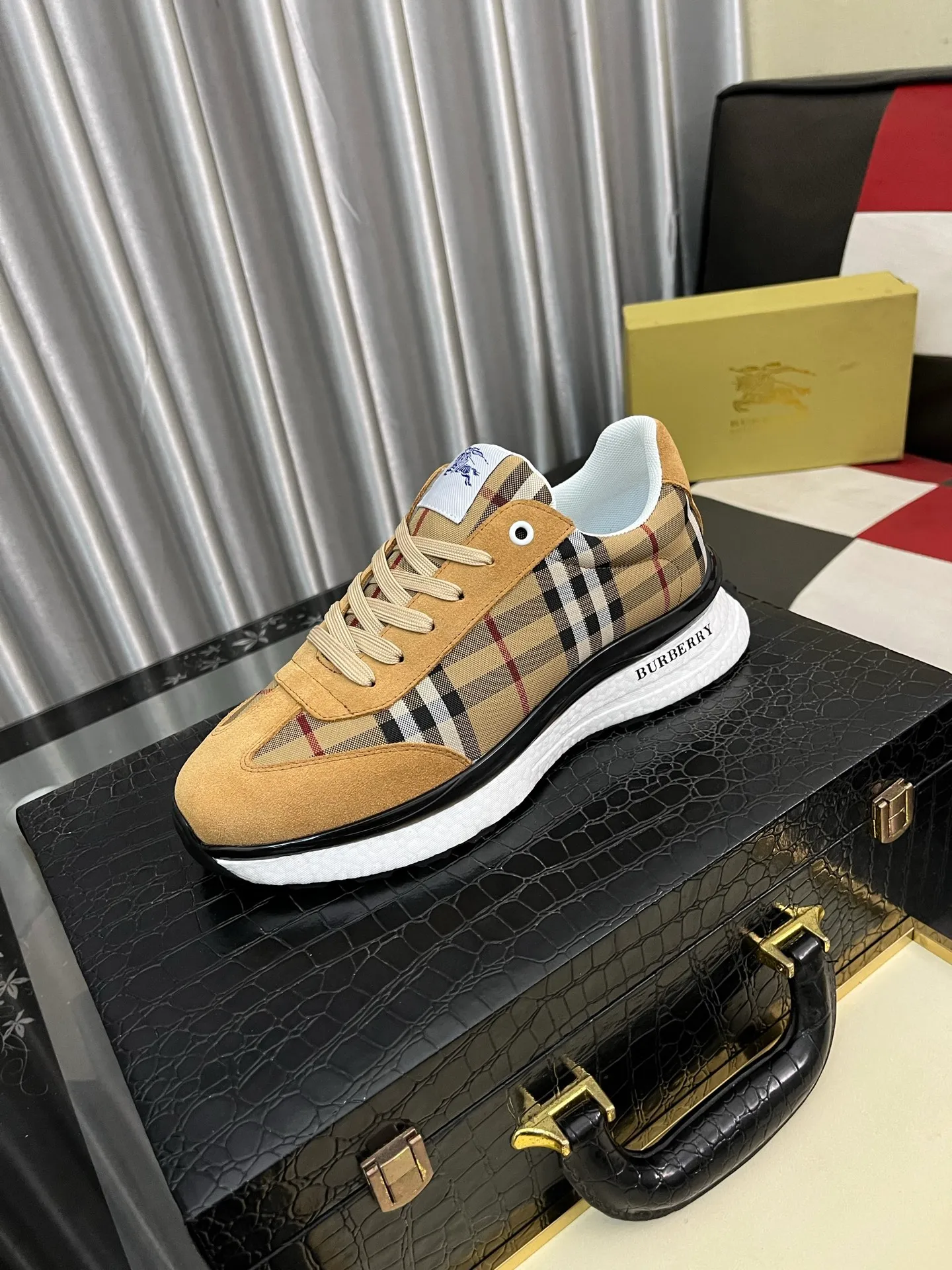 Men's shoes 💰438⌚️⌚️[BURBERRY] Burberry's authentic original high-end casual shoes🇨🇳Exquisite craftsmanship, this fabric is made of high mercerized fabric💯top layer🐷leather lining, suitable for drivers to drive🌴Original wear-resistant rubber outsole, versatile style, worth owning🍓Sizes 38-442️⃣Colors available